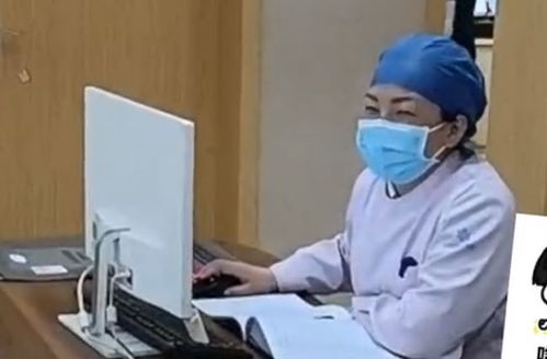 男孩脚受伤去换药,发现打针护士竟然是妈妈之后,娃的表情亮了