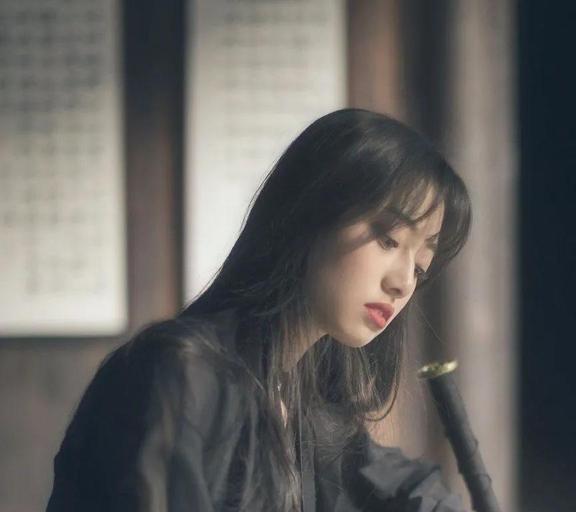 女人想你的时候,并不会直接说,而是会通过这些方式进行暗示