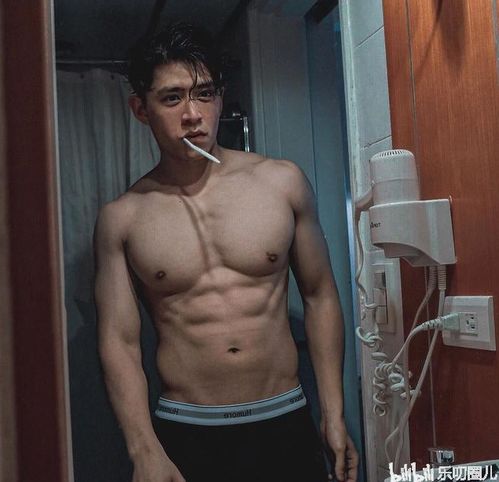 高颜值的精致boy,每一帧照片都抢眼,八块腹肌和人鱼线真给力