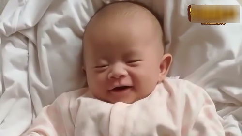 小宝宝睡醒了,接下来宝宝的反应好萌啊,这表情太逗了