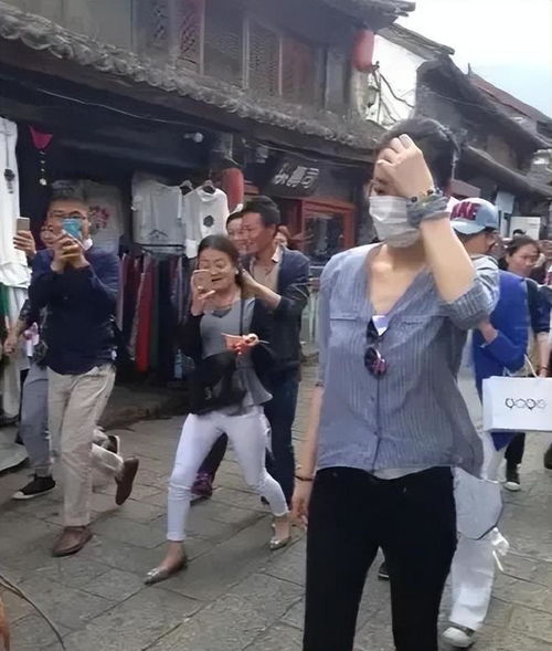王菲独自一人游大理,穿条纹衬衫配小黑裤,看似随意却很显气质