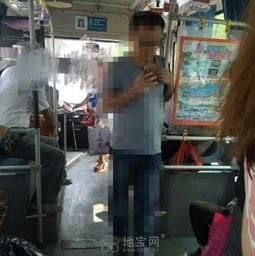 南昌公交现猥琐男,偷拍女生裙底反复放大照片看图