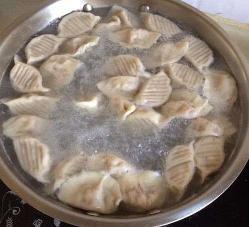 煮饺子时,你是等水开了直接下锅吗很多人做错了,难怪不好吃