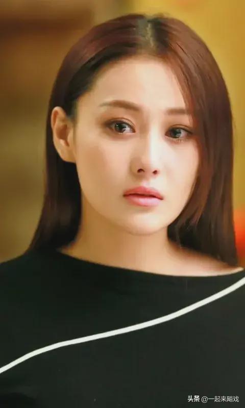 沙漏身材张馨予,明媚大气,性感撩人