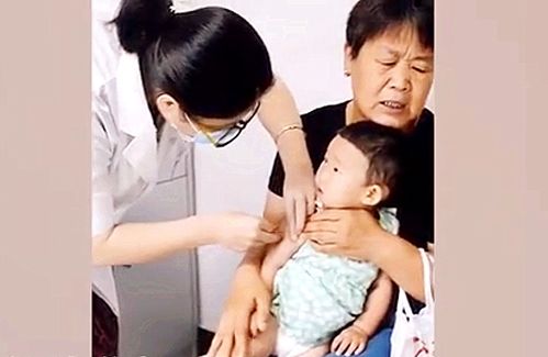 孙子打针奶奶却火了祖孙俩表情神同步,网友真是亲孙子