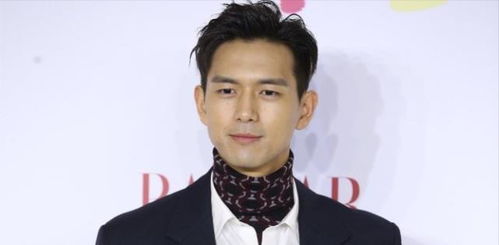 李现不懂baby的尴尬表情,使劲让她站c位,旁边是前任男友陈伟霆