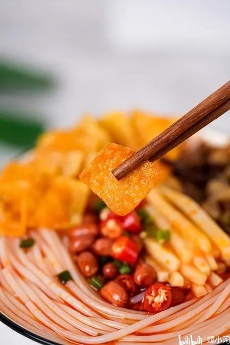在冬天不得不吃的干捞螺蛳粉,别有风味在舌尖