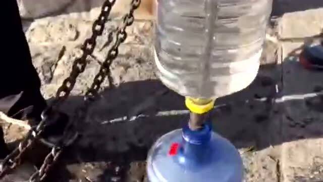 牛人自制打水神器,没想到还能自动往水桶里灌水,真是长见识了