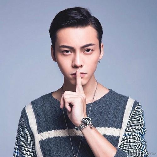 玩太花陈伟霆手牵杨幂撞俩前任,和杨颖阿sa上演五角恋
