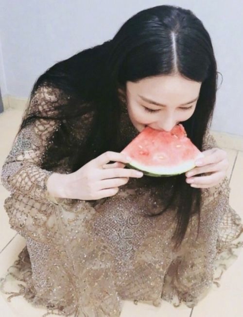 嫁人后的张馨予偶像包袱都没了穿时髦的亮片裙,却蹲地上吃西瓜