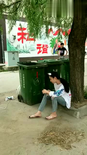 美女坐垃圾桶旁边玩手机,小伙过来一个动作,美女懵逼了