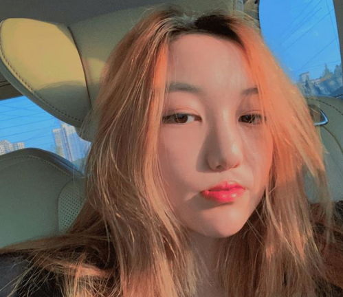14岁李嫣染发穿西装逛街,谁注意身后的李亚鹏,父爱是装不出来的