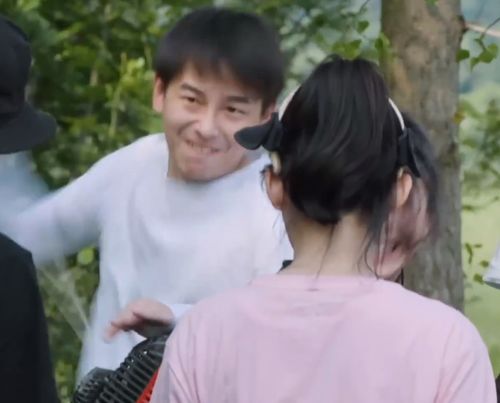 彭昱畅开除草机翻车,连表情都在用力却仍失败,被维嘉和希希碾压