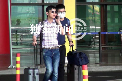独家何炅低调回京机场表情搞怪煲电话粥