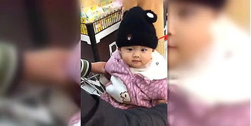 女儿真的是小情人,看见爸爸就笑起来,看见妈妈面无表情,太逗了