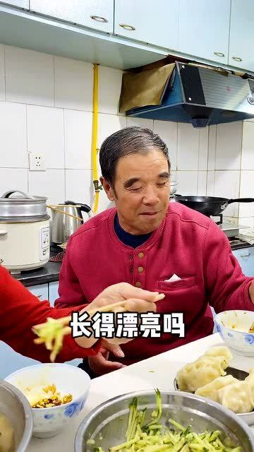 我当时一眼就看上我媳妇了,立马就送了定情信物,这信物你们绝对想不到是啥