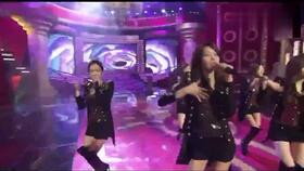 男孩在舞台上表演,当他开口唱歌的一刹那,美女观众表情惊了