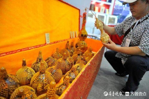 这套手工雕刻葫芦价值73万上面刻有孔子七十二圣贤图