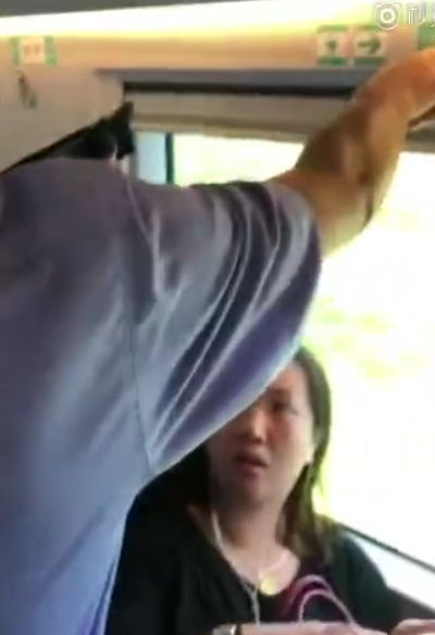 高铁霸座女座位上又没贴号,凭啥不能坐后排女子的表情亮了