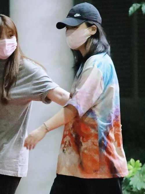 马思纯被曝抑郁后首度现身,身材发福眼神涣散,如今走路要人扶