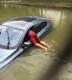 汕大一宝马滑进人工湖快递小哥抢救男童