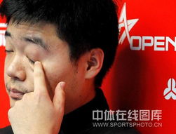 丁俊晖62艾伦进决赛场边闭目养神