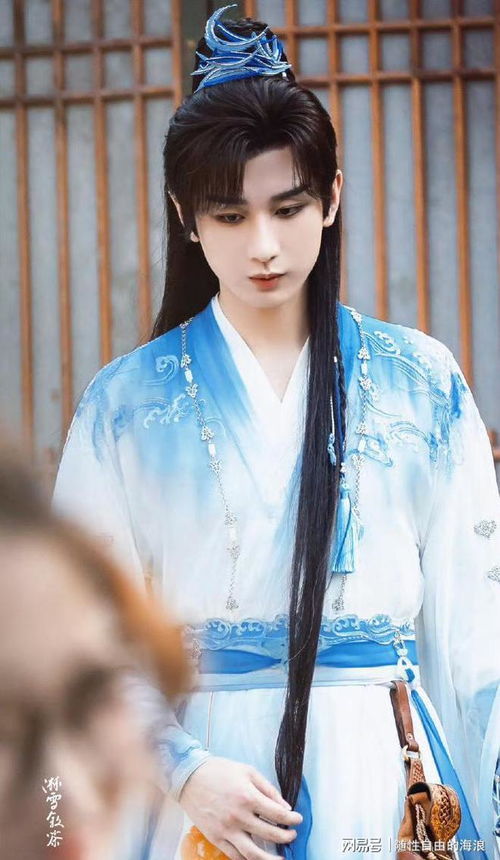 成毅赴山海最新路透,绝美水蓝战袍,尽显大侠本色引发期待
