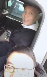 61岁葛优现身,被粉丝拉着合影,一脸震惊后尴尬不失礼貌的微笑