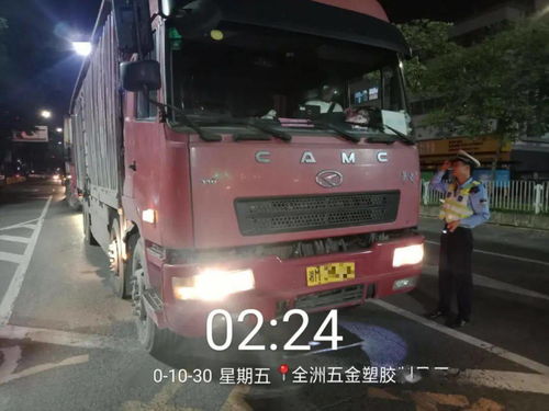 大货车堆出一个小山包还超限146