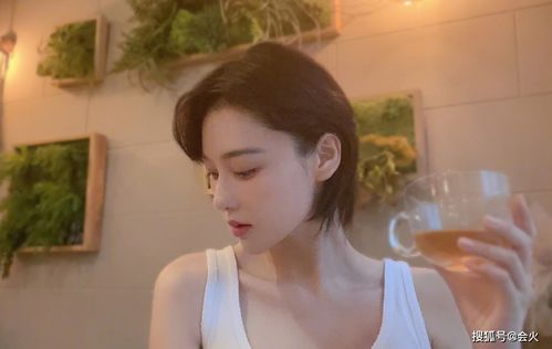 张馨予太拼了在机场玩下衣失踪秀长腿,体重106斤还说要减肥