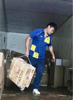 快递小哥送货途中嗅出火情,及时报警救火获业主赠锦旗