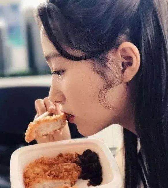 网红点了满满一桌炸鸡,拍完照就扔掉网友怒批浪费粮食