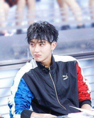 黄子韬生日会现场洒泪不止,这是第一个没有爸爸陪我一起过生日