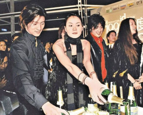 锋菲现身机场,王菲面无表情看向别处,谢霆锋双手插兜很无奈
