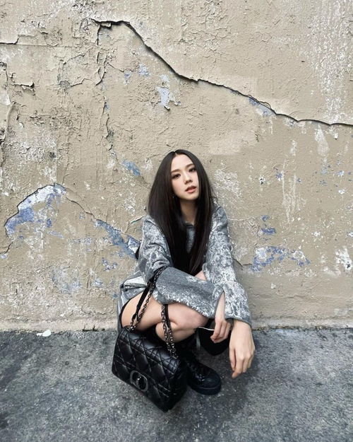 jennie表情包漫步巴黎