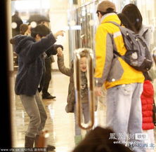 李亚鹏逛街打电话友人全程陪护照看李嫣
