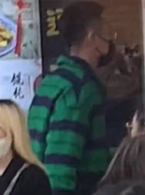 张嘉倪买超逛街被拍,全程冷漠无交流,女方状态也不似从前