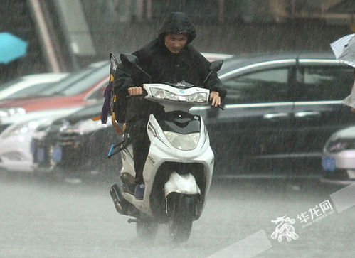 表情重庆暴雨中还有他们在努力前行表情