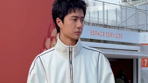 王一博巴黎看秀,穿运动服变酷拽男高,与外国人聊天表情拘谨可爱