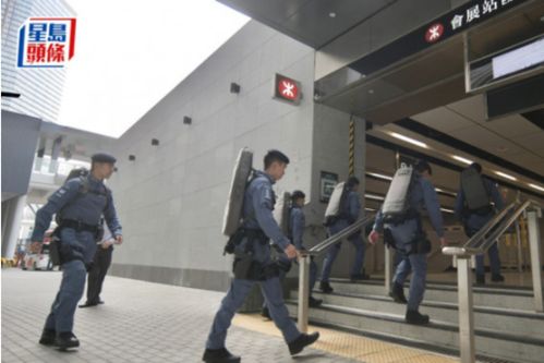 港媒为确保两会期间香港治安稳定,港警加强在各区巡逻