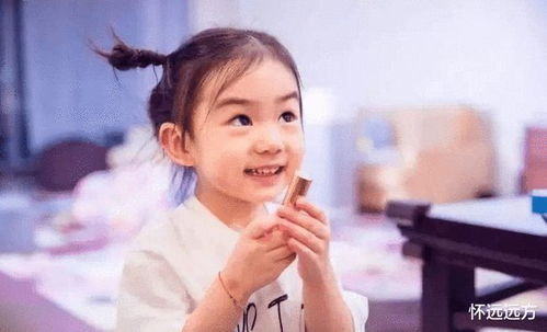 戚薇女儿lucky太可爱,表情包专业户,网友想抱抱你