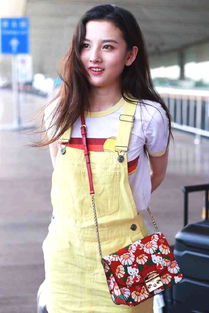 20岁宋祖儿和19岁杨超越同穿背带装,网友明星和小女生的差距