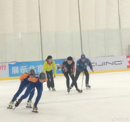 组图57岁张凯丽现身滑冰宝刀未老敢与世界冠军一较高下