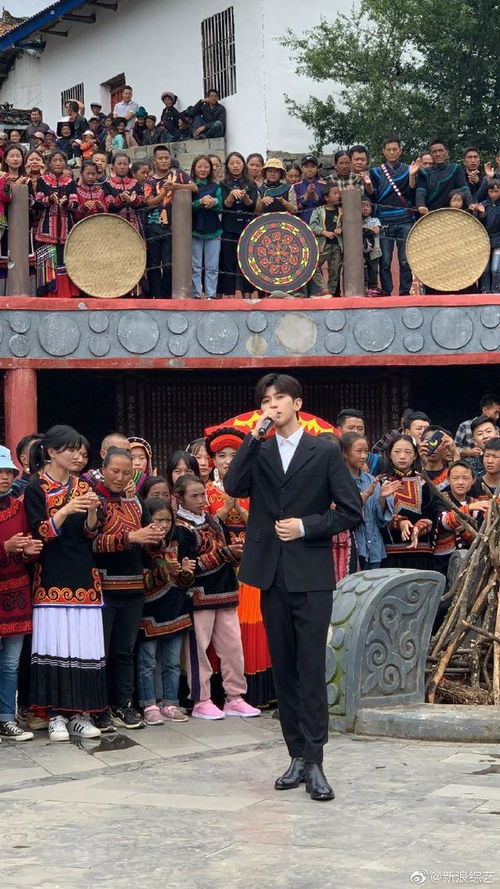 蔡徐坤出席活动获众人围观小粉丝与其开心握手表情亮了