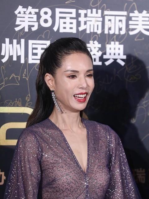 50的李若彤身穿紫色细闪裙,依稀可见小龙女风采,魅力不减