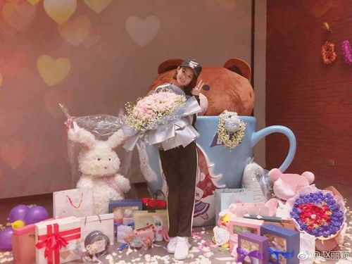 被礼物包围赵丽颖在巨大里茶杯卖萌可爱满分