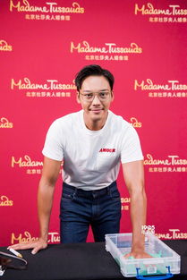 陈伟霆入驻杜莎夫人蜡像馆蓄胡美黑饱饱有点油