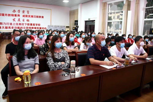县领导为教师进修学校师生上党课