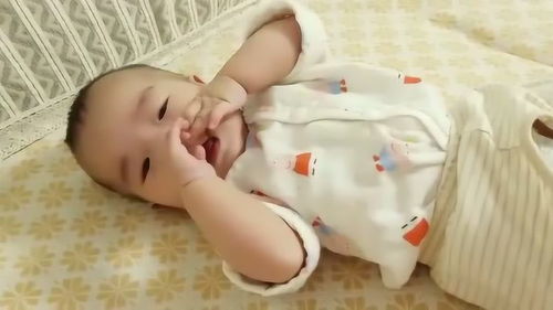 小宝宝咋这么高兴,都快在床上跳了起来,小表情太搞笑了