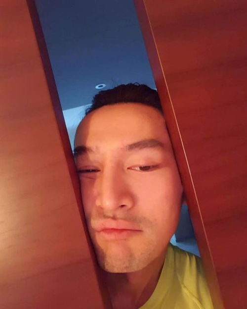 可爱风自拍成为热搜,胡歌教你如何成为自拍达人